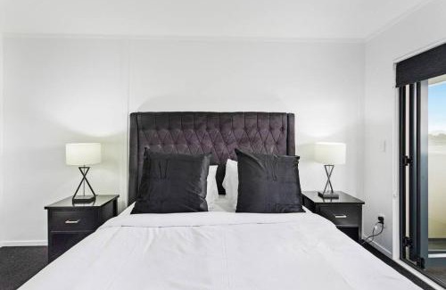 Manukau City Apartment | Awesome Designer 3BR Apt in the Heart of Manukau