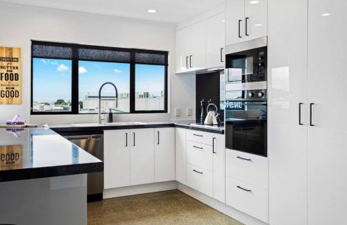 Manukau City Apartment | Awesome Designer 3BR Apt in the Heart of Manukau