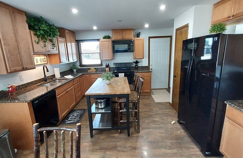 Manteno House | Awesome getaway! Two King beds three smart large screen TVs