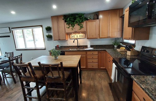 Manteno House | Awesome getaway! Two King beds three smart large screen TVs