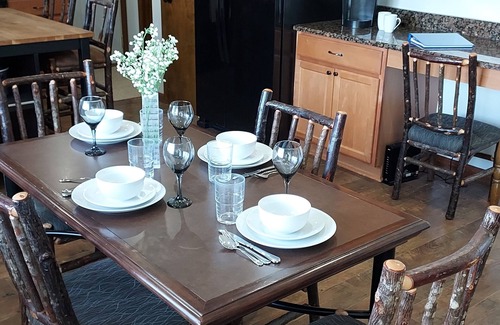 Manteno House | Awesome getaway! Two King beds three smart large screen TVs