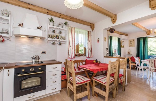 Delnice House | Awesome home in Brod na Kupi with sauna