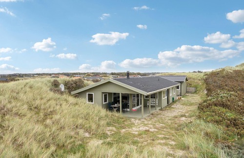 Grønhøj House | Awesome home in Løkken
