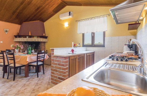 Motovun House | Awesome home in Meloni with sauna