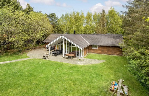 Marielyst House | Awesome home in Væggerløse with kitchen