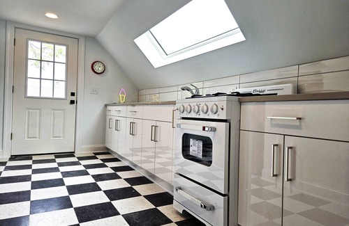 Asbury Park House | Awesome location and awesome top floor apartment near the ocean & boardwalk.