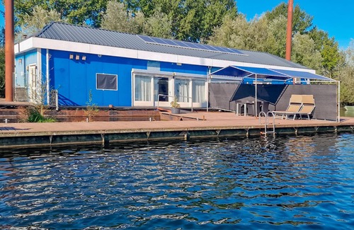 Lith Boat Rental | Awesome ship in Lith with kitchen