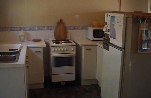 East Jindabyne House | Awesome views of Lake & Mountains, Cosy Cottage with Slow combustion wood heater