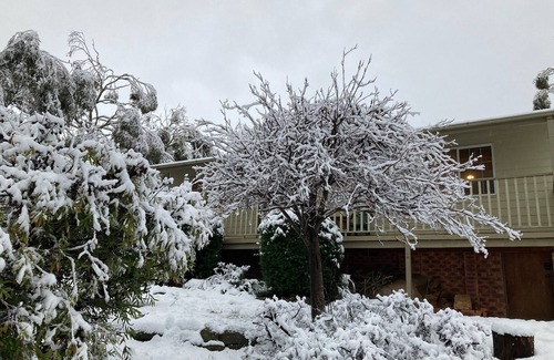 East Jindabyne House | Awesome views of Lake & Mountains, Cosy Cottage with Slow combustion wood heater