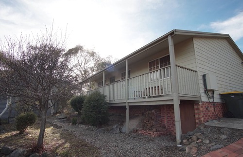 East Jindabyne House | Awesome views of Lake & Mountains, Cosy Cottage with Slow combustion wood heater