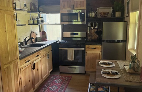 Painted Post Cabin | Ayers' Acres ~ Cabin 4, cozy cabin for 2 near Corning-Watkins Glen-Finger Lakes