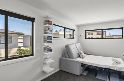 Speers Point House | Azure Escape- Walking distance to water & pet friendly!