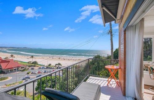 Coolangatta Apartment | Azure Kirra - Chic Beachfront Living in Coolangatta