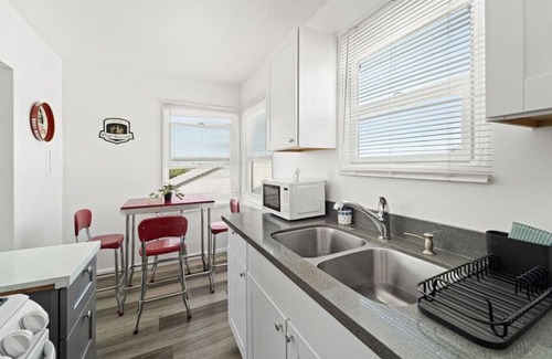 Lincoln Acres Apartment | Azure Loft: Perfect 4 City Trips with Free Parking