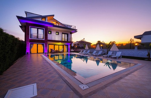 Mentese Villa | Büyük Aile Tatilleri İçin Mükemmel Seçim: 12 Kişilik, 6 Yatak Odalı Lüks Villa