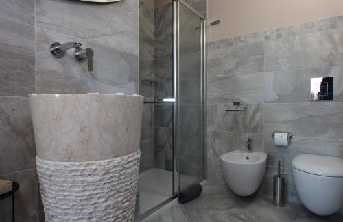 Desenzano del Garda Bed & Breakfast | B&B Bellavista Exclusive in zona centrale con piscina riscaldata e Jacuzzi vista lago LA COLAZIONE viene servita in una pasticceria rinomata ed esclusiva esterna alla struttura