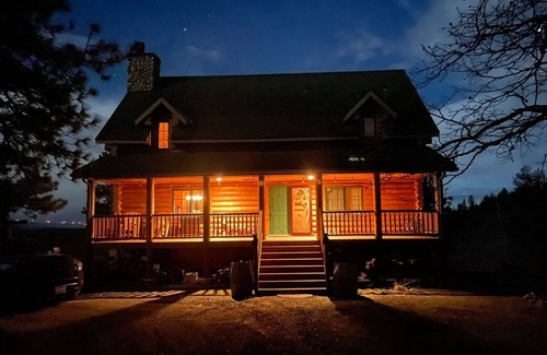 Klickitat County Cabin | B&B Ranch is a cozy cabin with mountain views , perfect for rest and have fun.