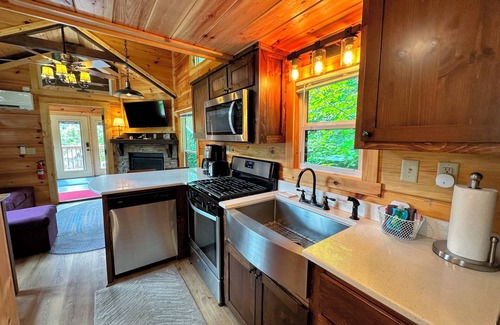 Twin Mountain Cabin | B11 Awesome "Tiny Home" A/C, Mountain Views, Minutes to Skiing, Hiking, Attractions, Dog Friendly!