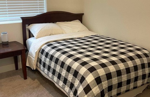 Roseville House | B4- Cozy room with private bathroom at west park