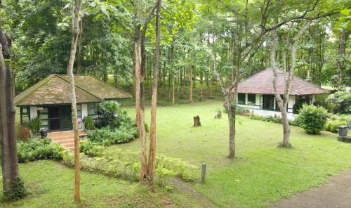 Phrao House | Baan Korbsuk Teak Cabin 1-2