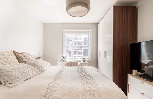 Sainte-Marie House | Baby Friendly Cozy House Just 10 Minutes From Downtown Montreal