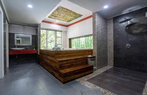 El Poblado Villa | Bachelor Party Guard Jacuzzi Pool