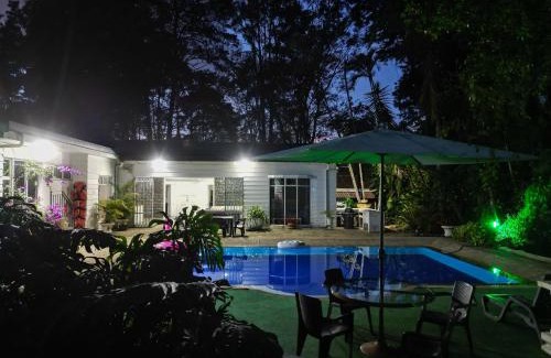El Poblado Villa | Bachelor Party Guard Jacuzzi Pool