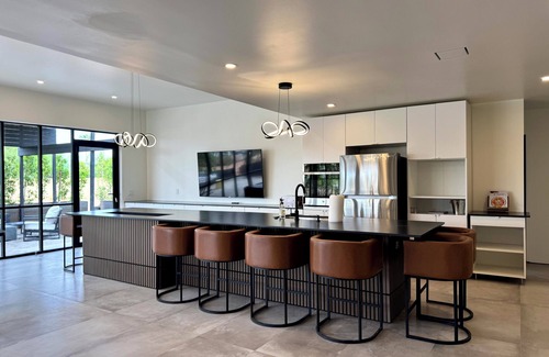 Desert Wind Villa | Bachelorette villa glow up room mins to Kierland, Zen Garden, Speakeasy room