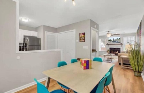 North Charleston House | Back to the 90s! Throwback Vibe, Walkable to Bars!