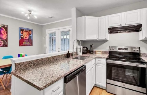 North Charleston House | Back to the 90s! Throwback Vibe, Walkable to Bars!