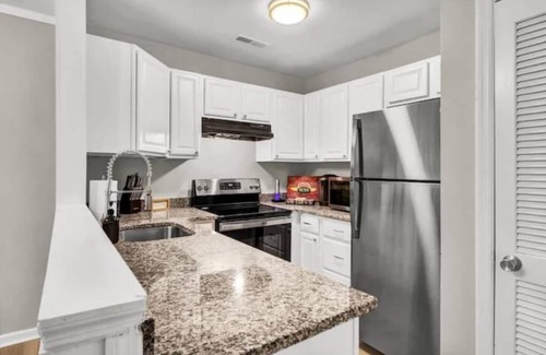 North Charleston House | Back to the 90s! Throwback Vibe, Walkable to Bars!