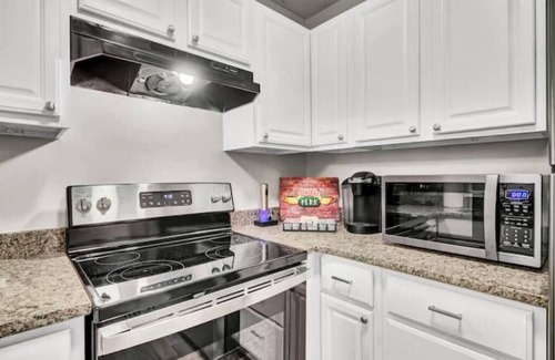 North Charleston House | Back to the 90s! Throwback Vibe, Walkable to Bars!