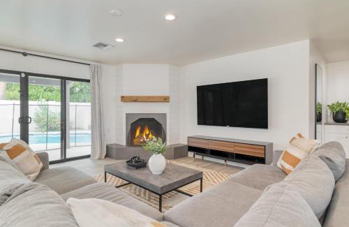 Raskin Estates Villa | Backyard Pool PuttingGreen Playground Modern 5BDR White Agate by AvantStay