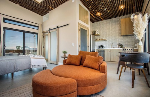 Joshua Tree House | BahaPool&HotTub, Telescope, Theatre, Bikes