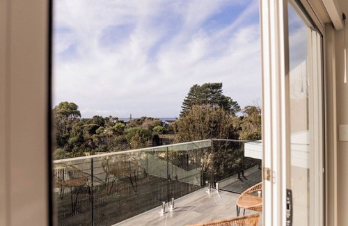 Binalong Bay House | Baileys Beach House - A stunning modern house only stones throw from the beach