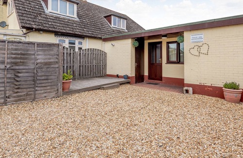 Kirkby on Bain Cottage | BAINSIDE HOLIDAY LODGE, pet friendly, with a garden in Woodhall Spa