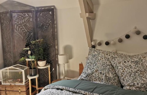 Saint-Gonlay Bed & Breakfast | Balades entre bois et rivières, Chambre à Brocéliande