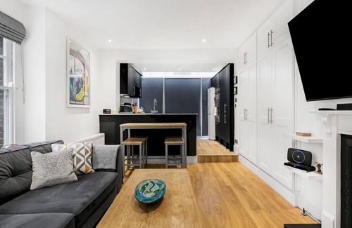 Queenstown Apartment | Balcony Apt Near Battersea Park & Power Station