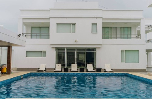 Cojimies Apartment | Balcony Room w/outdoor pool and shared kitchenn