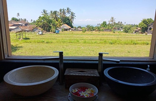 Tumbu Village House | Balinese Guesthouse! 1BR Double Room in Karangasem