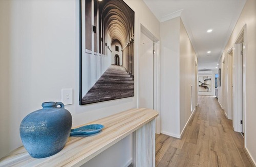 Lake Gardens House | Ballarat Modern Oasis, Stylish 3 bedroom 2 bathroom Retreat, Newly build, New appliances, beds and furniture, Walking distance to Shopping mall