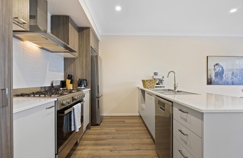 Lake Gardens House | Ballarat Modern Oasis, Stylish 3 bedroom 2 bathroom Retreat, Newly build, New appliances, beds and furniture, Walking distance to Shopping mall