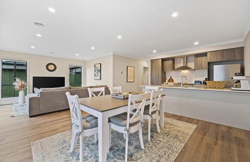 Lake Gardens House | Ballarat Modern Oasis, Stylish 3 bedroom 2 bathroom Retreat, Newly build, New appliances, beds and furniture, Walking distance to Shopping mall