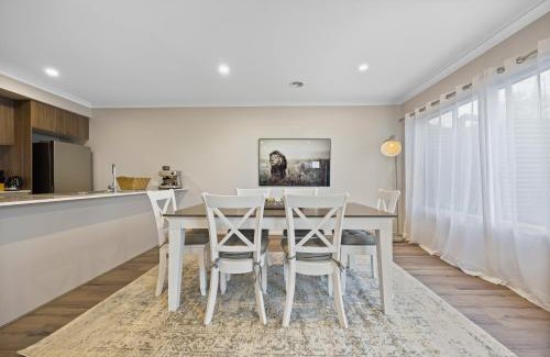 Lake Gardens House | Ballarat Modern Oasis, Stylish 3 bedroom 2 bathroom Retreat, Newly build, New appliances, beds and furniture, Walking distance to Shopping mall