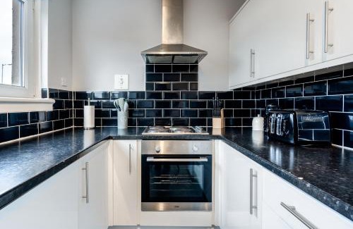 Shotts Apartment | Balloch House -Spacious 3 bed house with on street parking