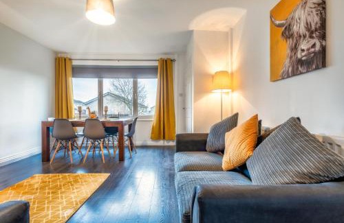 Shotts Apartment | Balloch House -Spacious 3 bed house with on street parking