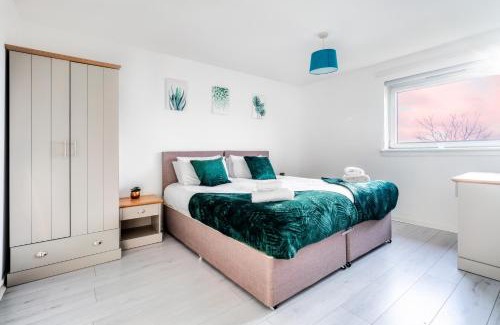 Shotts Apartment | Balloch House -Spacious 3 bed house with on street parking