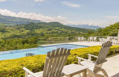 La Pintada Ski Chalet | Balmoral House With Pool & Jacuzzi