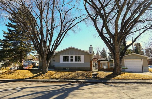 Northwest Calgary House | Banff 70 min| 5 min UofC, DT, Shops, Dining| Patio