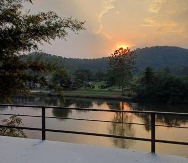 Kanchanaburi Resort | Bansuanmaenam(บ้านสวนแม่น้ำ):sunset view room